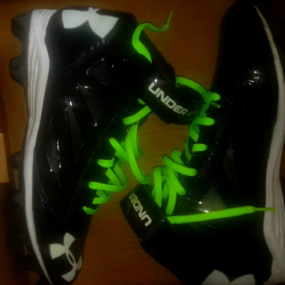 Under Armour Mens UA Crusher Mid Football Cleats